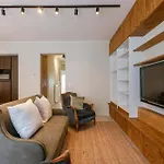 Casiola - Modern Family Flat Steps From The Sea *