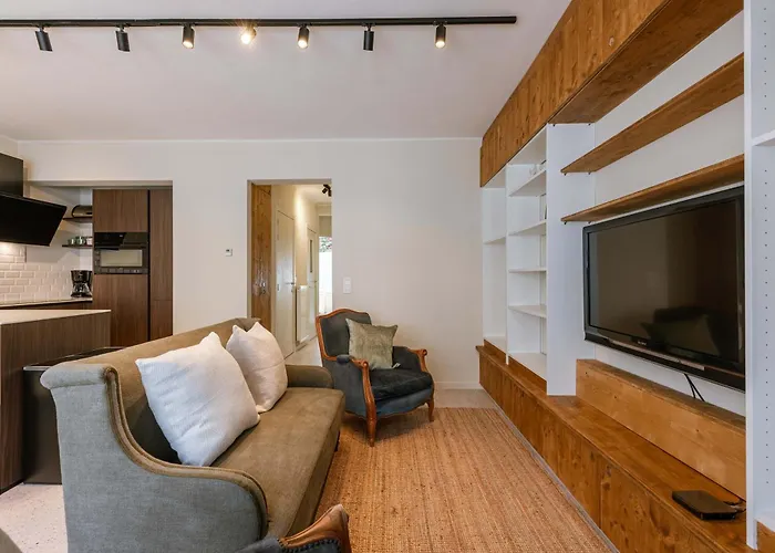 Casiola - Modern Family Flat Steps From The Sea *